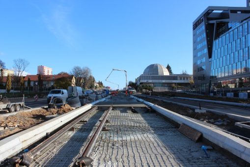 Budowa linii tramwajowej w alei Piłsudskiego, na wysokości przystanku Planetarium (3 listopada 2022)