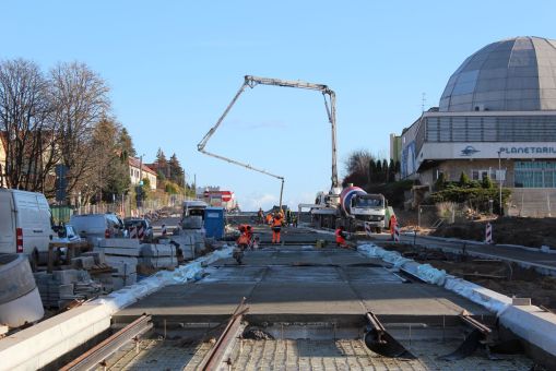 Budowa linii tramwajowej w alei Piłsudskiego - wylewanie betonowej podbudowy torowiska między ulicami Kościńskiego i Grotha (3 listopada 2022)