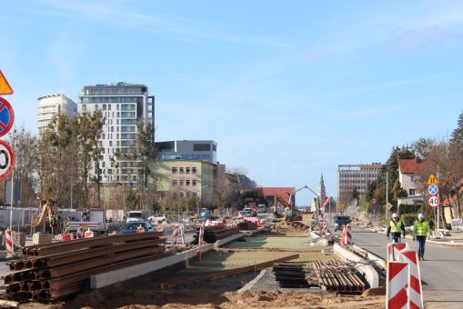 Budowa linii tramwajowej w alei Piłsudskiego, na wysokości przebudowywanej hali Urania (3 listopada 2022)