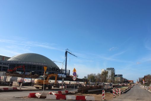 Budowa linii tramwajowej w alei Piłsudskiego, na wysokości przebudowywanej hali Urania (3 listopada 2022)