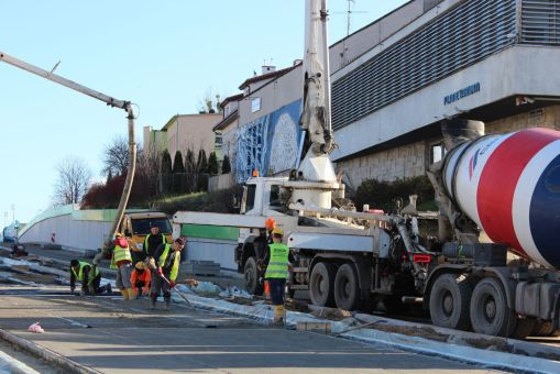 Budowa linii tramwajowej w alei Piłsudskiego - wylewanie betonowej podbudowy torowiska między ulicami Kościńskiego i Grotha (3 listopada 2022)