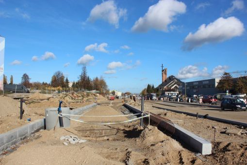 Budowa linii tramwajowej w ulicy Wyszyńskiego, między ulicą Żołnierską a ulicą Pstrowskiego (3 listopada 2022)