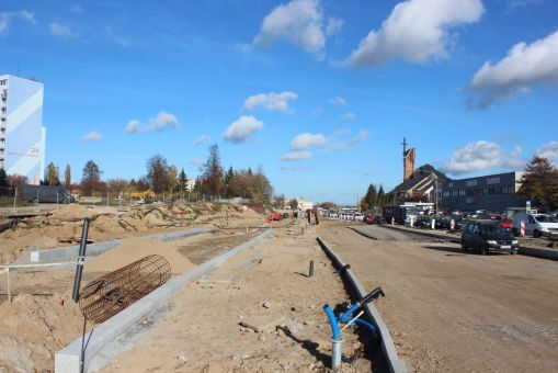 Budowa linii tramwajowej w ulicy Wyszyńskiego, między ulicą Żołnierską a ulicą Pstrowskiego (3 listopada 2022)