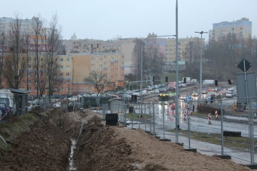 Budowa linii tramwajowej w ulicy Krasickiego, w pobliżu skrzyżowania z ulicą Barcza (15 stycznia 2023)