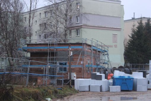 Budowa linii tramwajowej w ulicy Wilczyńskiego, w okolicach przyszłego przystanku końcowego Pieczewo - budynek socjalny dla motorniczych i kierowców (15 stycznia 2023)