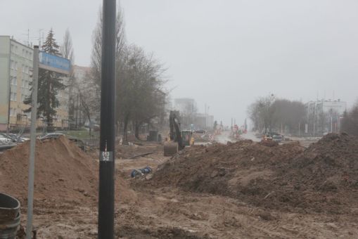 Budowa linii tramwajowej w alei Piłsudskiego, w pobliżu skrzyżowania z ulicami Wyszyńskiego i Leonharda (15 stycznia 2023)