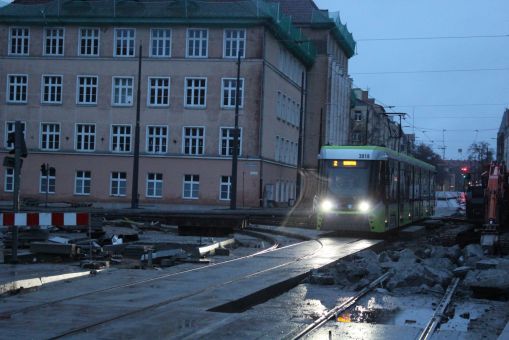 Durmazlar Panorama Olsztyn DRP5H05 #3018 na linii 2 przejeżdża odcinkiem jednotorowym przez budowę linii tramwajowej na skrzyżowaniu ulicy Kościuszki z aleją Piłsudskiego (15 stycznia 2023)