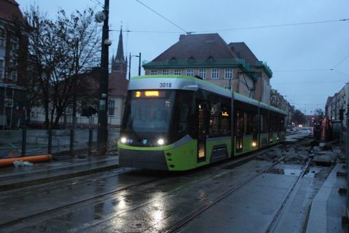 Durmazlar Panorama Olsztyn DRP5H05 #3018 na linii 2 przejeżdża odcinkiem jednotorowym przez budowę linii tramwajowej na skrzyżowaniu ulicy Kościuszki z aleją Piłsudskiego (15 stycznia 2023)