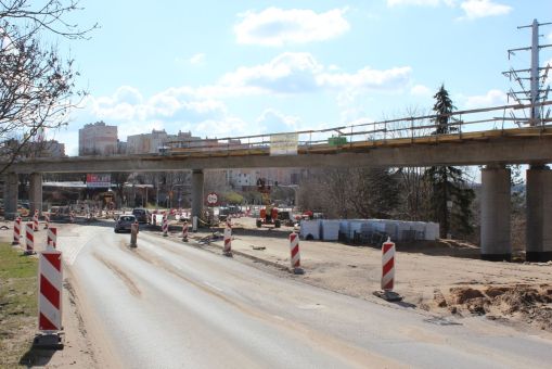 Budowa estakady tramwajowej w ulicy Synów Pułku (10 kwietnia 2023)