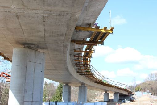Budowa estakady tramwajowej w ulicy Synów Pułku (10 kwietnia 2023)