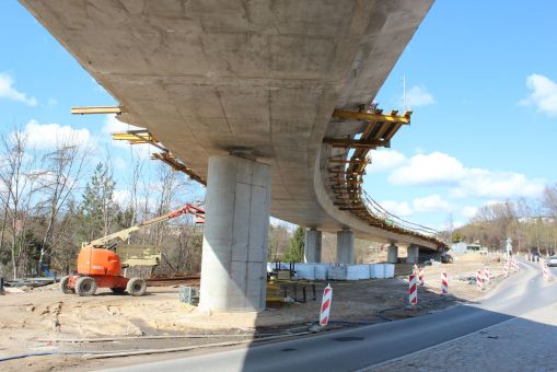 Budowa estakady tramwajowej w ulicy Synów Pułku (10 kwietnia 2023)