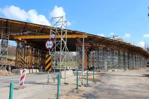 Budowa estakady tramwajowej w ulicy Krasickiego (10 kwietnia 2023)