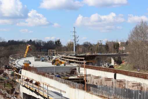 Budowa estakady tramwajowej w ulicy Krasickiego (10 kwietnia 2023)