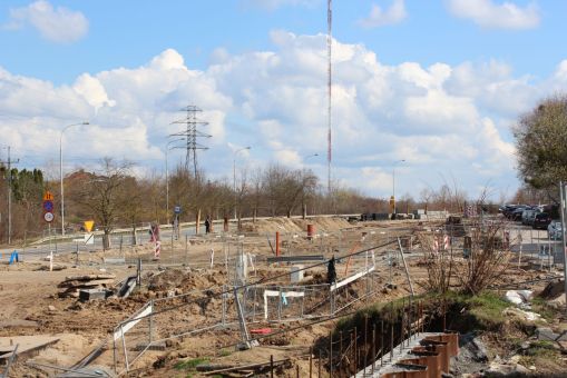 Budowa linii tramwajowej w ulicy Krasickiego, w pobliżu skrzyżowania z ulicą Murzynowskiego (10 kwietnia 2023)