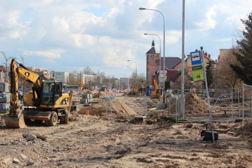 Budowa linii tramwajowej w ulicy Krasickiego, w pobliżu przystanku Boenigka (10 kwietnia 2023)