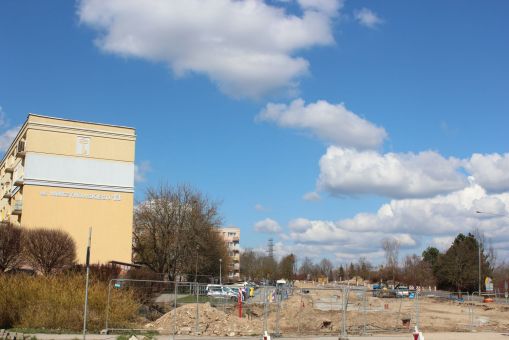 Budowa linii tramwajowej w ulicy Krasickiego, w pobliżu skrzyżowania z ulicą Wańkowicza (10 kwietnia 2023)