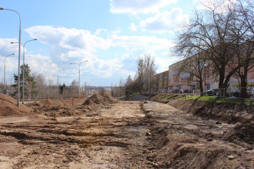 Budowa linii tramwajowej w ulicy Krasickiego, w pobliżu skrzyżowania z ulicą Wańkowicza (10 kwietnia 2023)