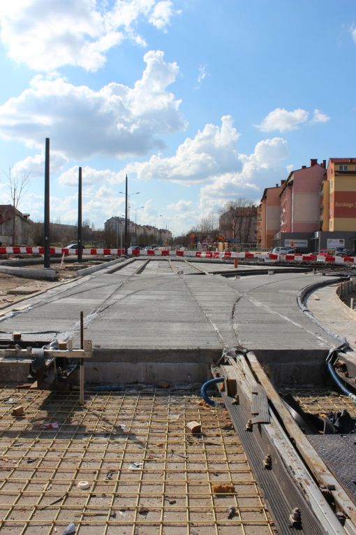 Budowa linii tramwajowej na skrzyżowaniu ulic Krasickiego i Wilczyńskiego (10 kwietnia 2023)