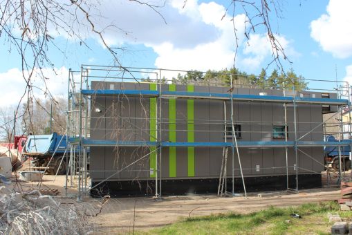 Budowa linii tramwajowej w ulicy Wilczyńskiego, w okolicach przyszłego przystanku końcowego Pieczewo - budynek socjalny dla motorniczych i kierowców (10 kwietnia 2023)