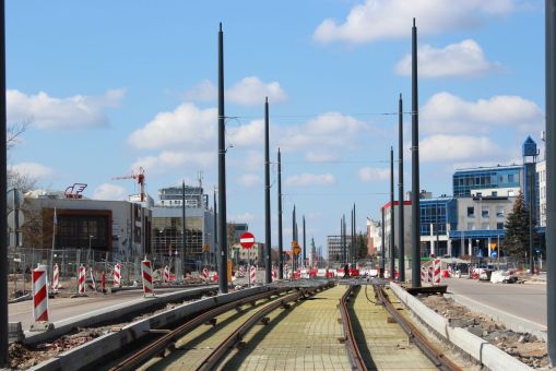 Budowa linii tramwajowej w alei Piłsudskiego, w pobliżu placu Inwalidów Wojennych (10 kwietnia 2023)