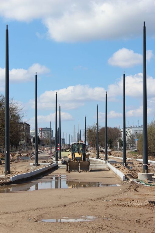 Budowa linii tramwajowej w alei Piłsudskiego, w pobliżu skrzyżowania z ulicami Leonharda i Wyszyńskiego (10 kwietnia 2023)
