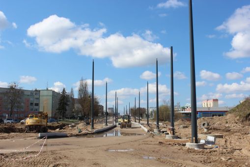 Budowa linii tramwajowej w alei Piłsudskiego, w pobliżu skrzyżowania z ulicami Leonharda i Wyszyńskiego (10 kwietnia 2023)