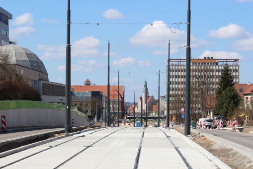 Budowa linii tramwajowej w alei Piłsudskiego, w pobliżu zachodniego skrzyżowania z ulicą Grotha (10 kwietnia 2023)