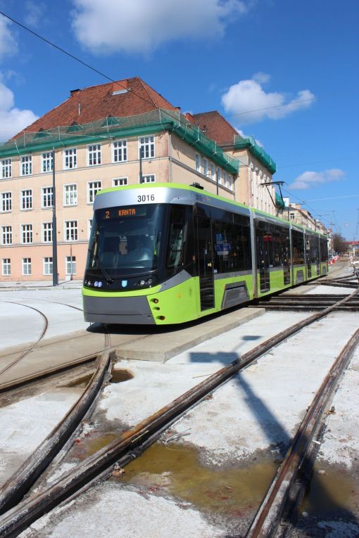 Durmazlar Panorama Olsztyn DRP5H05 #3016 na linii 2 przejeżdża odcinkiem jednotorowym przez budowę linii tramwajowej na skrzyżowaniu ulicy Kościuszki z aleją Piłsudskiego (10 kwietnia 2023)