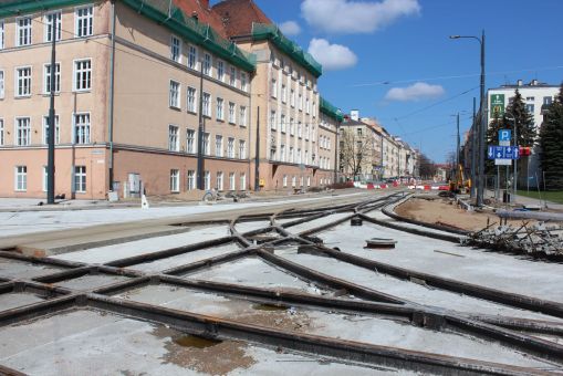 Budowa linii tramwajowej na skrzyżowaniu alei Piłsudskiego i ulicy Kościuszki (10 kwietnia 2023)