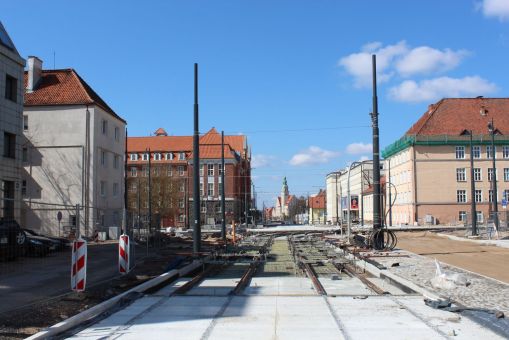 Budowa linii tramwajowej na skrzyżowaniu alei Piłsudskiego i ulicy Kościuszki (10 kwietnia 2023)
