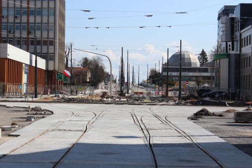 Budowa linii tramwajowej na skrzyżowaniu alei Piłsudskiego i ulicy Kościuszki (10 kwietnia 2023)