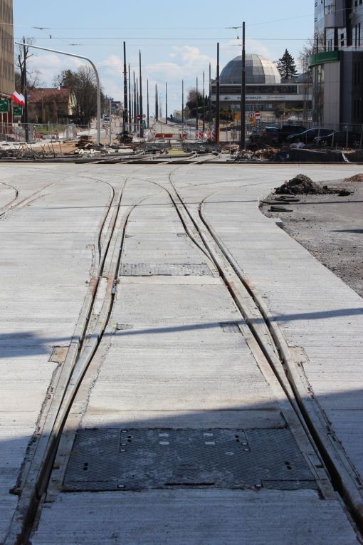 Budowa linii tramwajowej na skrzyżowaniu alei Piłsudskiego i ulicy Kościuszki (10 kwietnia 2023)