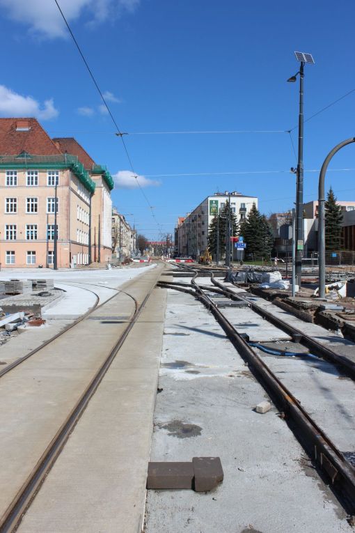 Budowa linii tramwajowej na skrzyżowaniu alei Piłsudskiego i ulicy Kościuszki (10 kwietnia 2023)