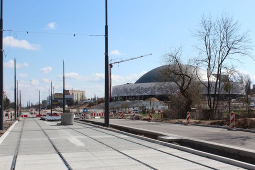 Budowa linii tramwajowej w alei Piłsudskiego, w pobliżu skrzyżowania z ulicą Mazowieckiego, w tle remontowana hala Urania (10 kwietnia 2023)