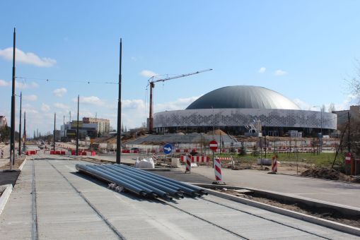 Budowa linii tramwajowej w alei Piłsudskiego, w pobliżu skrzyżowania z ulicą Mazowieckiego, w tle remontowana hala Urania (10 kwietnia 2023)