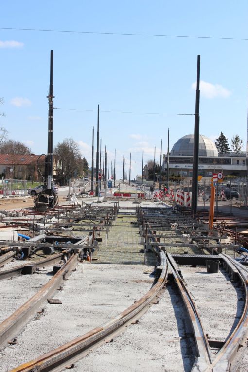 Budowa linii tramwajowej na skrzyżowaniu alei Piłsudskiego i ulicy Kościuszki (10 kwietnia 2023)