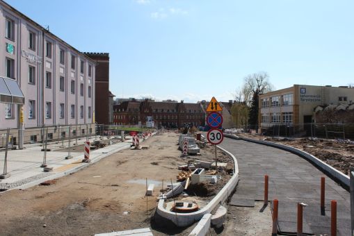 Budowa linii tramwajowej na placu Jedności Słowiańskiej - miejsce nowego przystanku końcowego Wysoka Brama (10 kwietnia 2023)