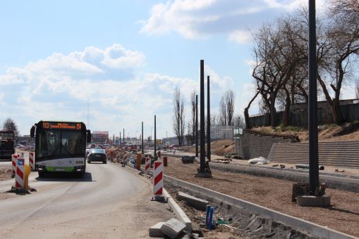 Budowa linii tramwajowej w ulicy Wyszyńskiego, między ulicami Żołnierską i Augustowską a Pstrowskiego (10 kwietnia 2023)