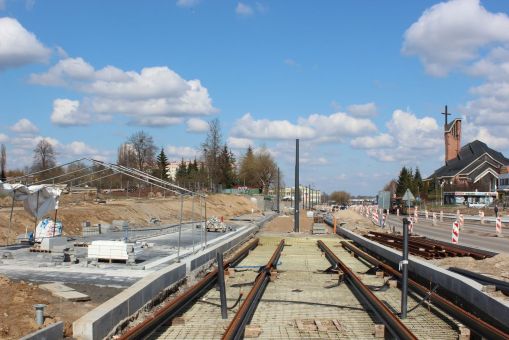 Budowa linii tramwajowej w ulicy Wyszyńskiego, w pobliżu skrzyżowania z ulicami Pstrowskiego i Synów Pułku (10 kwietnia 2023)