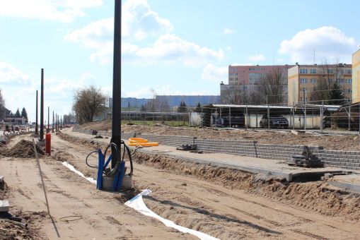 Budowa linii tramwajowej w ulicy Wyszyńskiego, w pobliżu podstacji trakcyjnej (10 kwietnia 2023)
