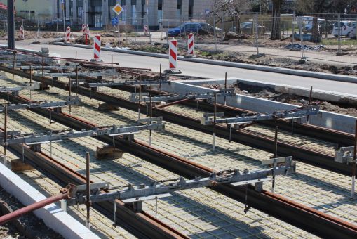 Budowa linii tramwajowej w alei Piłsudskiego, w pobliżu placu Inwalidów Wojennych (10 kwietnia 2023)