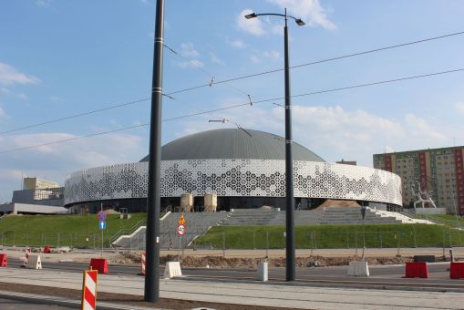 Budowa linii tramwajowej w alei Piłsudskiego, w pobliżu skrzyżowania z ulicą Mazowieckiego - w tle remontowana hala Urania (5 lipca 2023)