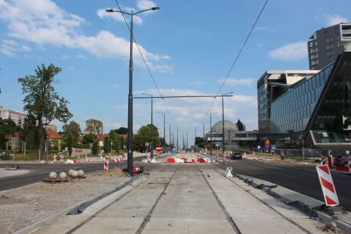 Budowa linii tramwajowej w alei Piłsudskiego, w pobliżu skrzyżowania z ulicą Głowackiego (5 lipca 2023)