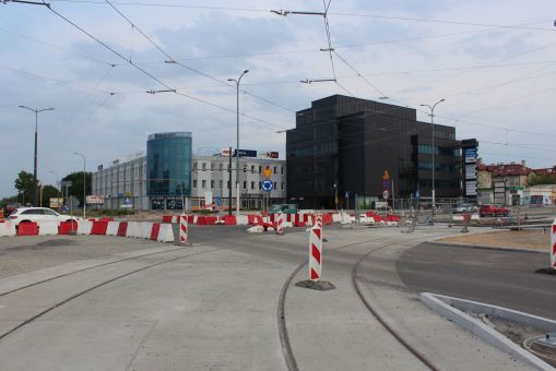 Budowa linii tramwajowej na skrzyżowaniu alei Piłsudskiego z ulicami Wyszyńskiego i Leonharda (5 lipca 2023)