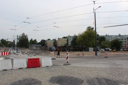 Budowa linii tramwajowej na skrzyżowaniu alei Piłsudskiego z ulicami Wyszyńskiego i Leonharda (5 lipca 2023)