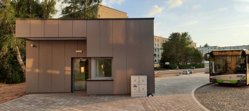 Budowa linii tramwajowej w ulicy Wilczyńskiego - budynek socjalny dla motorniczych i kierowców na przystanku końcowym Pieczewo (13 sierpnia 2023)