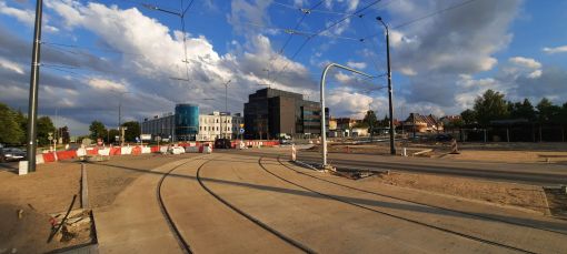 Budowa linii tramwajowej na skrzyżowaniu alei Piłsudskiego z ulicami Wyszyńskiego i Leonharda (13 sierpnia 2023)