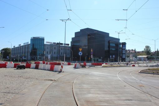Budowa linii tramwajowej na skrzyżowaniu alei Piłsudskiego z ulicami Wyszyńskiego i Leonharda (17 września 2023)