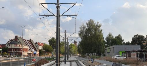 Budowa linii tramwajowej w ulicy Wyszyńskiego, w pobliżu skrzyżowania z aleją Piłsudskiego i ulicą Leonharda - po prawej podstacja trakcyjna (13 sierpnia 2023)