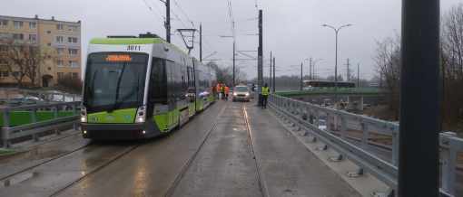 Pierwszy przejazd testowy trasą na Pieczewo - Solaris Tramino Olsztyn S111O #3011 i Durmazlar Panorama Olsztyn DRP5H05 #3017 na estakadzie nad ulicą Krasickiego (20 listopada 2023)